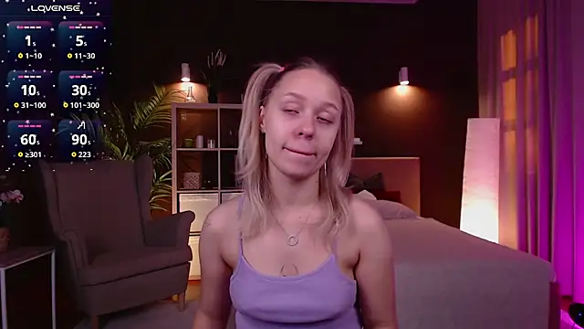 Pooja Hegde online show from 09-30-25, 01:10