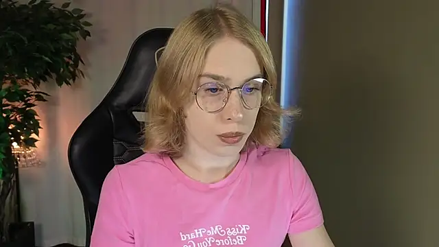 Snapshot of BarbieRichy chatting on 09-12-25, 05:18 BarbieRichy online show from 09-12-25, 05:18