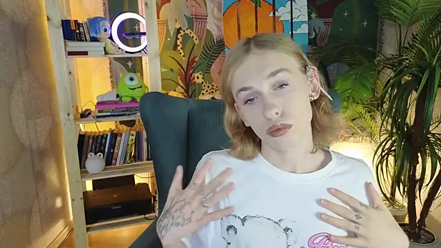 Snapshot of BarbieRichy chatting on 09-25-25, 12:31 BarbieRichy online show from 09-25-25, 12:31