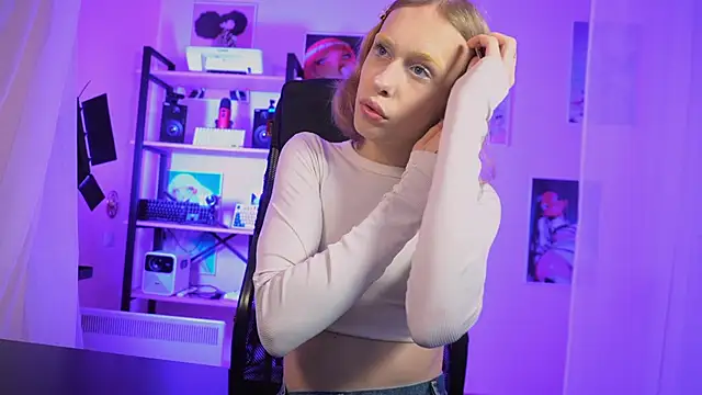 Snapshot of BarbieRichy chatting on 10-18-25, 05:21 BarbieRichy online show from 10-18-25, 05:21