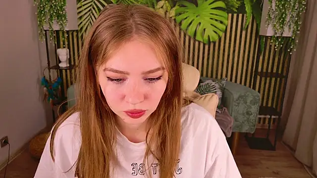 Snapshot of Moon__Bunny chatting on 09-08-25, 04:17 Moon Bunny online show from 09-08-25, 04:17