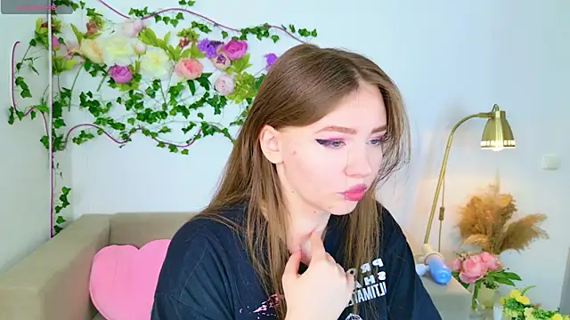 Snapshot of Moon__Bunny chatting on 03-12-26, 02:45 Moon Bunny online show from 03-12-26, 02:45