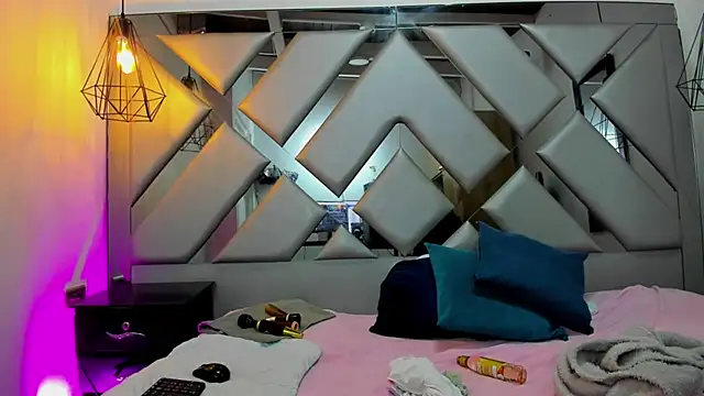 Lorenn Hill online show from 10-12-25, 01:43