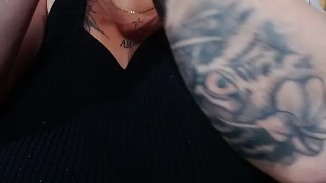 Snapshot of Naomi_Braunx chatting on 10-31-25, 01:01 Naomi Braunx online show from 10-31-25, 01:01