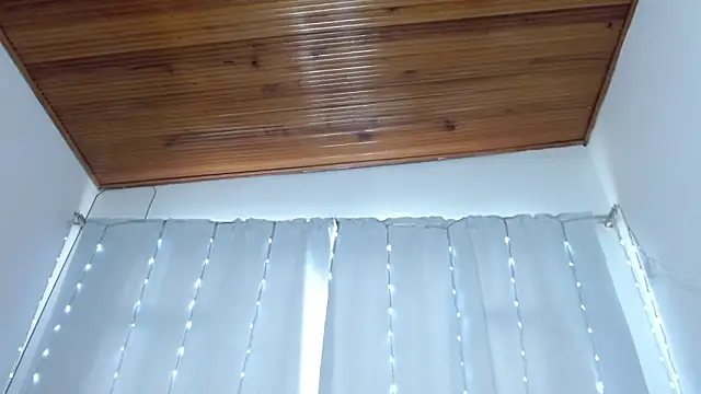 Charlothe Wright online show from 04-23-26, 07:49