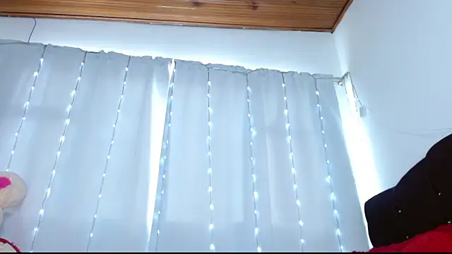 Charlothe Wright online show from 04-26-26, 05:10