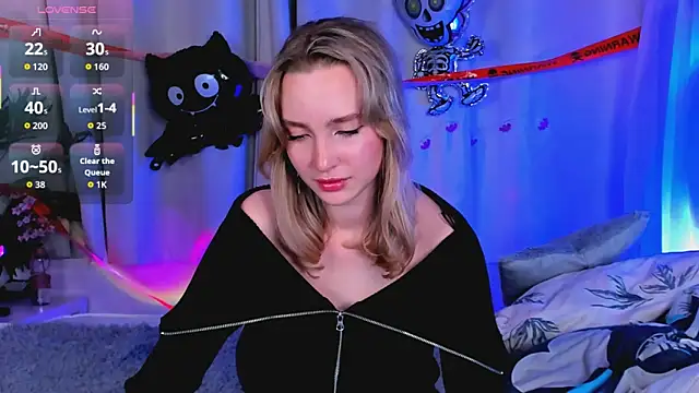 Snapshot of EllaBloom chatting on 10-29-25, 03:47 EllaBloom online show from 10-29-25, 03:47