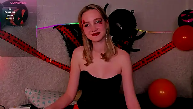 Snapshot of EllaBloom chatting on 10-31-25, 04:08 EllaBloom online show from 10-31-25, 04:08