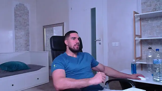 Snapshot of IvanHydee chatting on 09-17-25, 04:36 IvanHydee online show from 09-17-25, 04:36