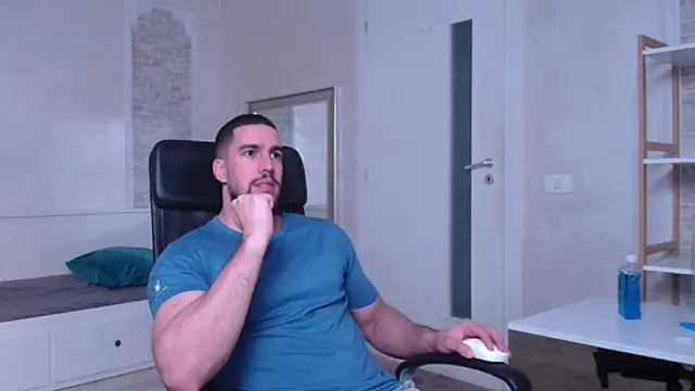 Snapshot of IvanHydee chatting on 09-18-25, 04:36 IvanHydee online show from 09-18-25, 04:36