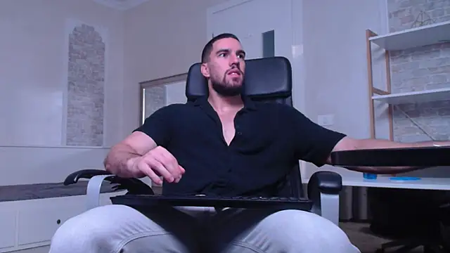 Snapshot of IvanHydee chatting on 09-21-25, 04:47 IvanHydee online show from 09-21-25, 04:47