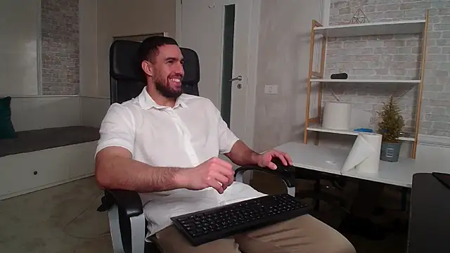 Snapshot of IvanHydee chatting on 11-27-25, 05:42 IvanHydee online show from 11-27-25, 05:42