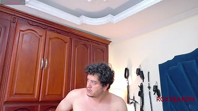Snapshot of RoxyandAron2 chatting on 05-11-26, 04:15 RoxyandAron2 online show from 05-11-26, 04:15