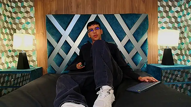 Snapshot of Aiden_Royce chatting on 09-11-25, 05:18 Aiden Royce online show from 09-11-25, 05:18