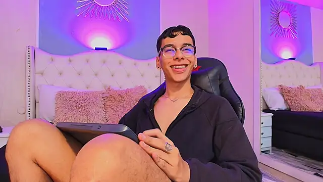 Snapshot of Aiden_Royce chatting on 09-22-25, 05:20 Aiden Royce online show from 09-22-25, 05:20