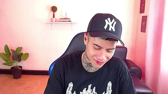 Snapshot of setthomas chatting on 11-11-25, 02:39 setthomas online show from 11-11-25, 02:39