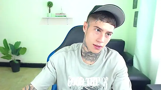 Snapshot of setthomas chatting on 11-14-25, 04:06 setthomas online show from 11-14-25, 04:06