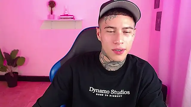 Snapshot of setthomas chatting on 11-26-25, 08:43 setthomas online show from 11-26-25, 08:43