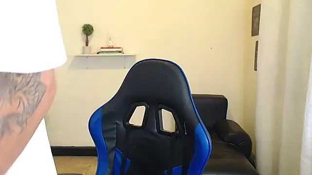 Snapshot of setthomas chatting on 12-04-25, 09:01 setthomas online show from 12-04-25, 09:01