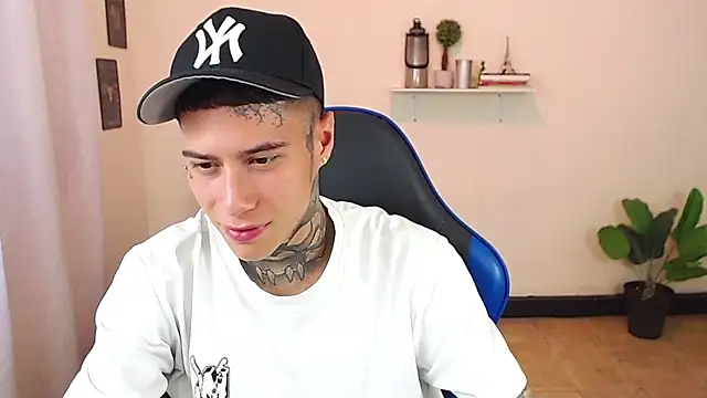 Snapshot of setthomas chatting on 12-15-25, 10:03 setthomas online show from 12-15-25, 10:03