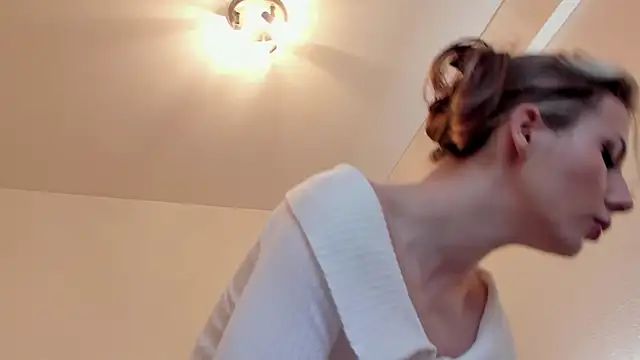 Snapshot of MilaDeLune chatting on 10-23-25, 03:22 MilaDeLune online show from 10-23-25, 03:22