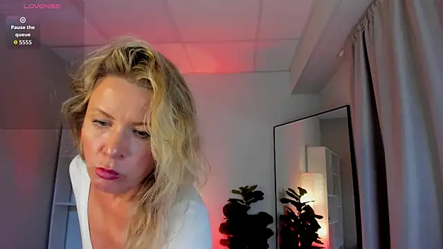 Julia Giulia online show from 05-21-26, 09:44