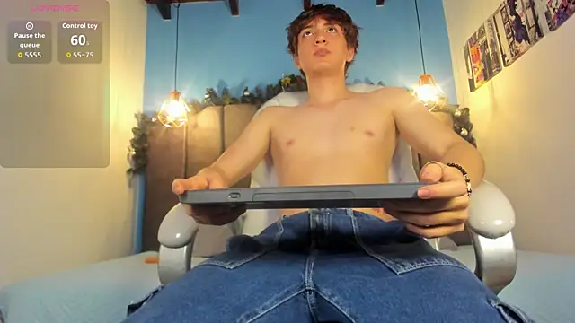 Snapshot of Oscar_and_dani chatting on 11-28-25, 04:04 Oscar and dani online show from 11-28-25, 04:04