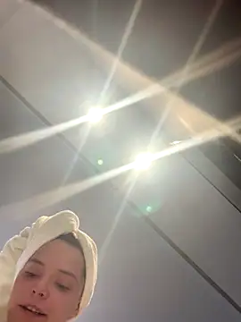 Snapshot of Wildmaca chatting on 11-15-25, 08:05 Wildmaca online show from 11-15-25, 08:05