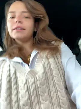 Snapshot of Wildmaca chatting on 11-17-25, 09:04 Wildmaca online show from 11-17-25, 09:04