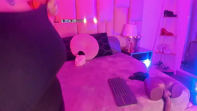 Snapshot of Violett_Novoa chatting on 12-05-25, 12:14 Violett Novoa online show from 12-05-25, 12:14