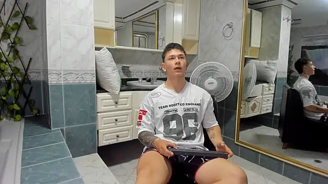 Snapshot of Thomas_moon chatting on 09-11-25, 12:16 Thomas moon online show from 09-11-25, 12:16