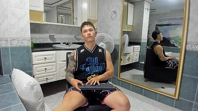 Snapshot of Thomas_moon chatting on 09-12-25, 12:05 Thomas moon online show from 09-12-25, 12:05