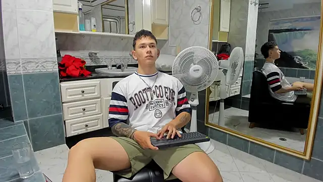 Snapshot of Thomas_moon chatting on 09-13-25, 12:49 Thomas moon online show from 09-13-25, 12:49