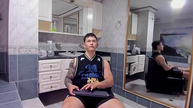 Snapshot of Thomas_moon chatting on 09-18-25, 12:29 Thomas moon online show from 09-18-25, 12:29