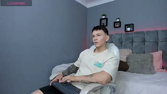 Snapshot of Thomas_moon chatting on 09-20-25, 12:50 Thomas moon online show from 09-20-25, 12:50