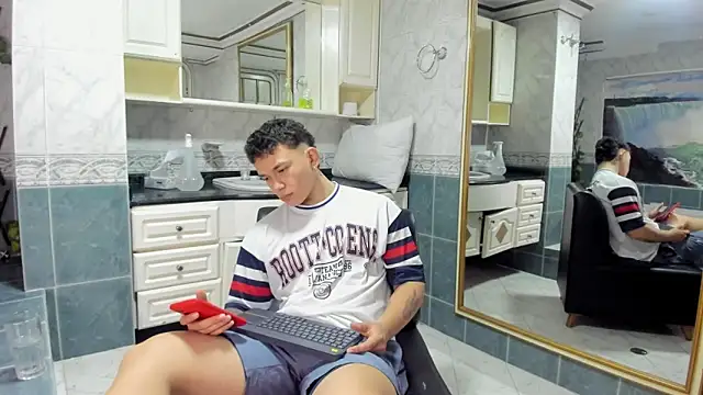 Snapshot of Thomas_moon chatting on 09-24-25, 12:19 Thomas moon online show from 09-24-25, 12:19