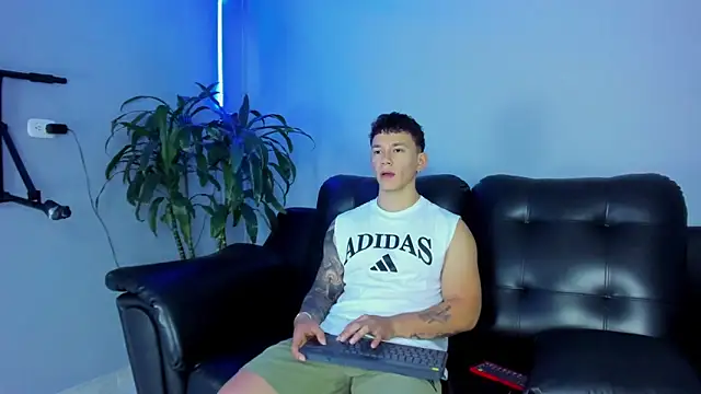 Snapshot of Thomas_moon chatting on 09-29-25, 12:54 Thomas moon online show from 09-29-25, 12:54