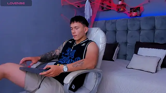 Snapshot of Thomas_moon chatting on 10-13-25, 07:36 Thomas moon online show from 10-13-25, 07:36