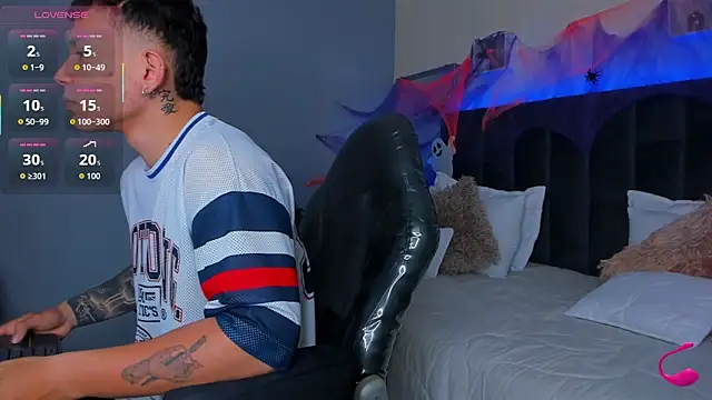 Snapshot of Thomas_moon chatting on 10-20-25, 01:00 Thomas moon online show from 10-20-25, 01:00