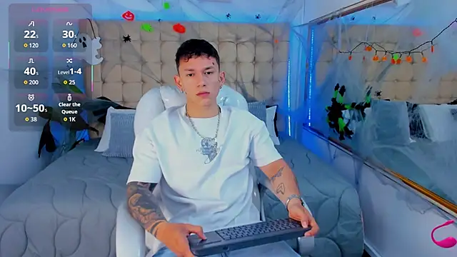 Snapshot of Thomas_moon chatting on 10-26-25, 01:39 Thomas moon online show from 10-26-25, 01:39