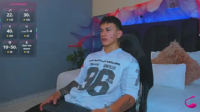 Snapshot of Thomas_moon chatting on 10-28-25, 01:03 Thomas moon online show from 10-28-25, 01:03