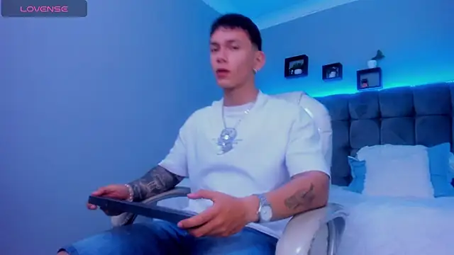 Snapshot of Thomas_moon chatting on 11-30-25, 02:10 Thomas moon online show from 11-30-25, 02:10