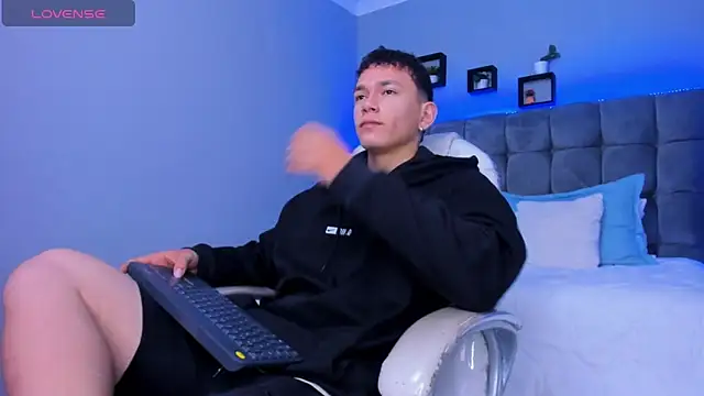 Snapshot of Thomas_moon chatting on 12-05-25, 12:58 Thomas moon online show from 12-05-25, 12:58