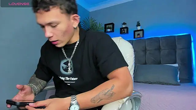 Thomas moon online show from 04-17-26, 01:03