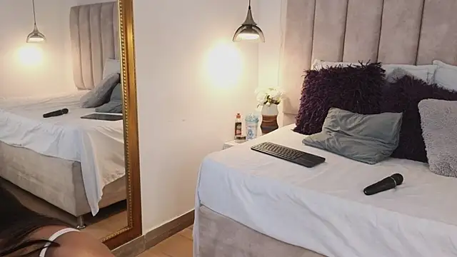 Snapshot of arianaa_miller_ chatting on 10-19-25, 07:25 arianaa miller  online show from 10-19-25, 07:25