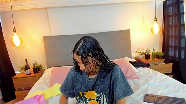 Luna Claire online show from 10-27-25, 01:04