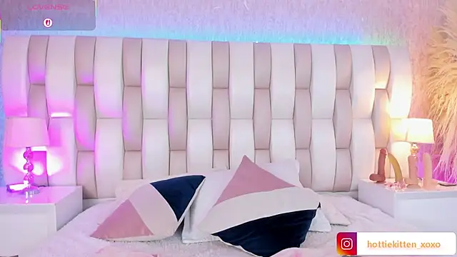 Viollet xoxo online show from 02-28-26, 07:37