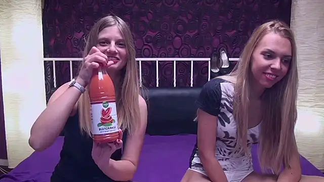 Snapshot of BlondeWitches chatting on 03-22-25, 04:24 BlondeWitches online show from 03-22-25, 04:24