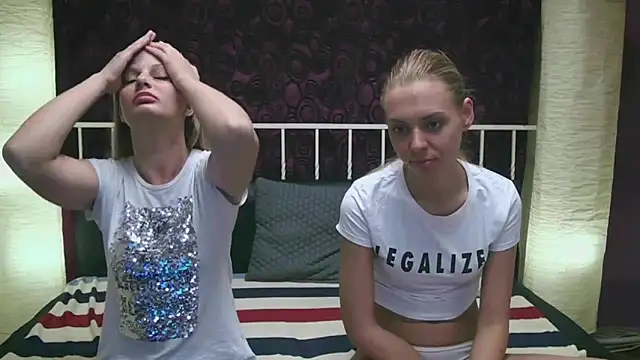 Snapshot of BlondeWitches chatting on 09-11-25, 01:00 BlondeWitches online show from 09-11-25, 01:00