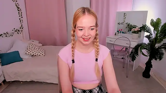 Snapshot of BellaMontgomery chatting on 10-10-25, 09:25 BellaMontgomery online show from 10-10-25, 09:25